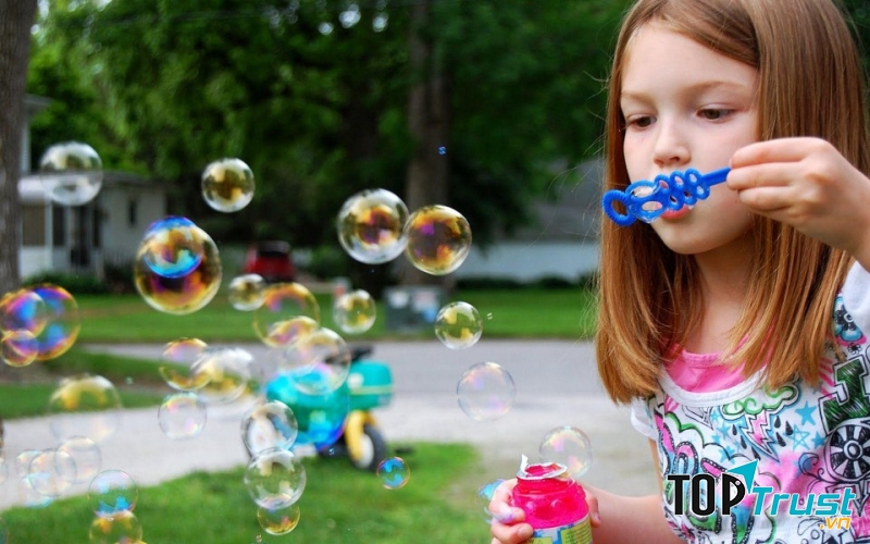 Thổi bong bóng với dầu rửa bát
