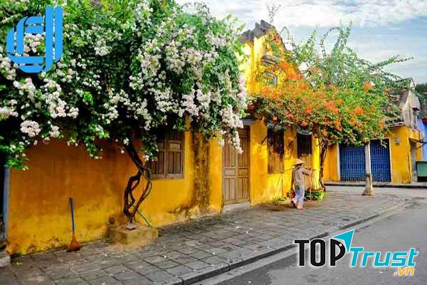 Phố cổ Hội An huyền ảo dưới ánh sắc của vô số đèn lồng lung linh