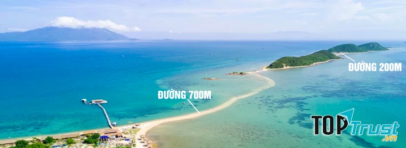 Con đường cát trắng nối dài trên biển