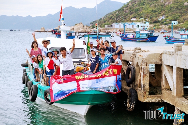 Du khách đi tàu ra đảo