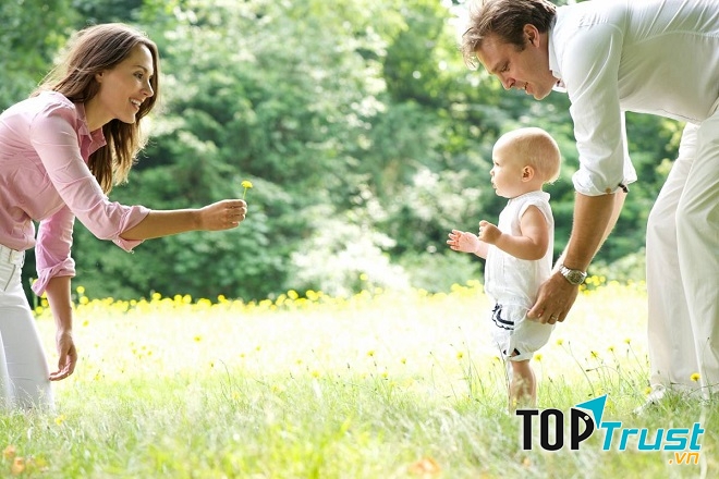 Trẻ dưới 3 tuổi có thể chọn hình thức đi bộ để rèn sức khỏe. (Nguồn internet)