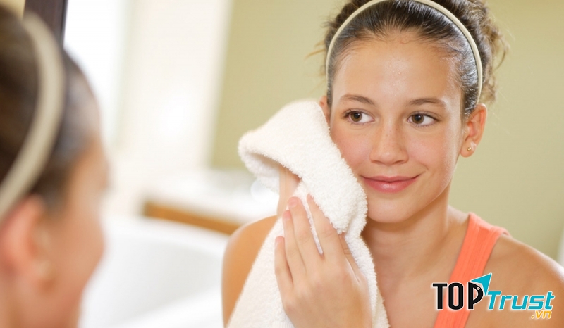 Hãy thường xuyên vệ sinh khăn mặt của bạn để tránh bị nổi mụn nhé