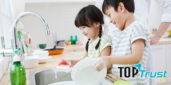 Làm việc nhà giúp tăng khả năng tự lập cho trẻ. (Nguồn internet)