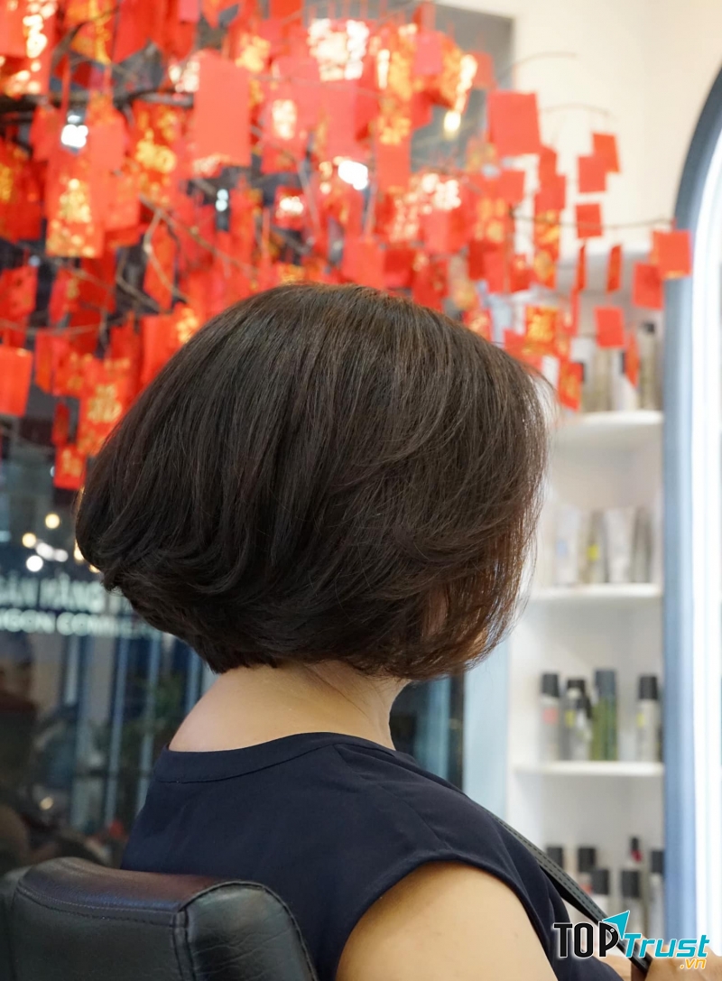 Anh Thông chủ tiệm đang làm tóc cho khách