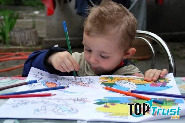 Thông qua tranh tô màu