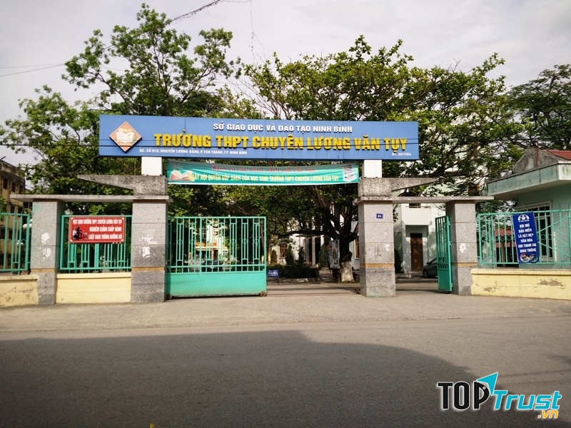 Cổng trường