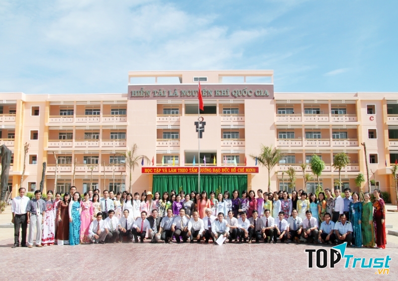 Tập thể giáo viên trường