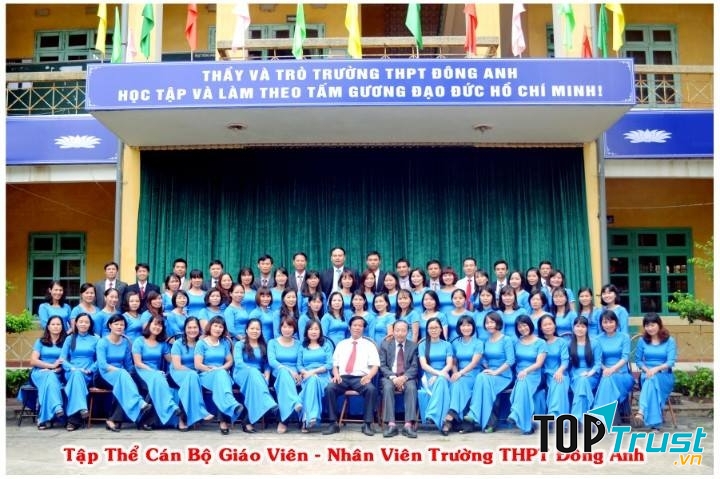 Tập thể cán bộ giáo viên, nhân viên trường THPT Đông Anh