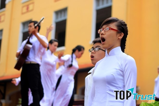 Nữ sinh buổi lễ 100 năm thành lập trường