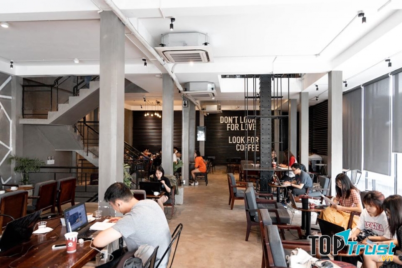 Quán có không gian rộng, nhiều tầng