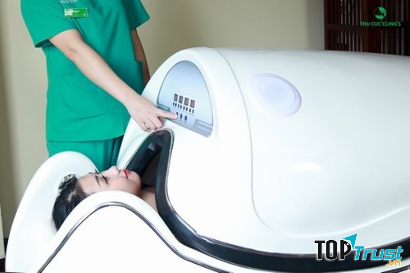 Khách hàng trải nghiệm dịch vụ tắm trắng phi thuyền