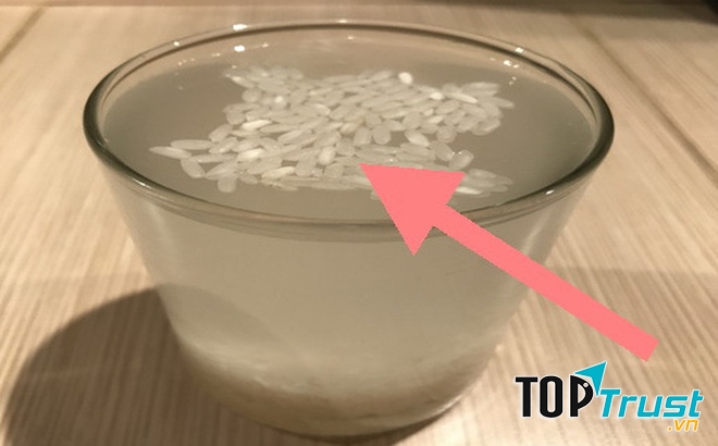 Gạo giả nổi lên mặt nước và không trương nở