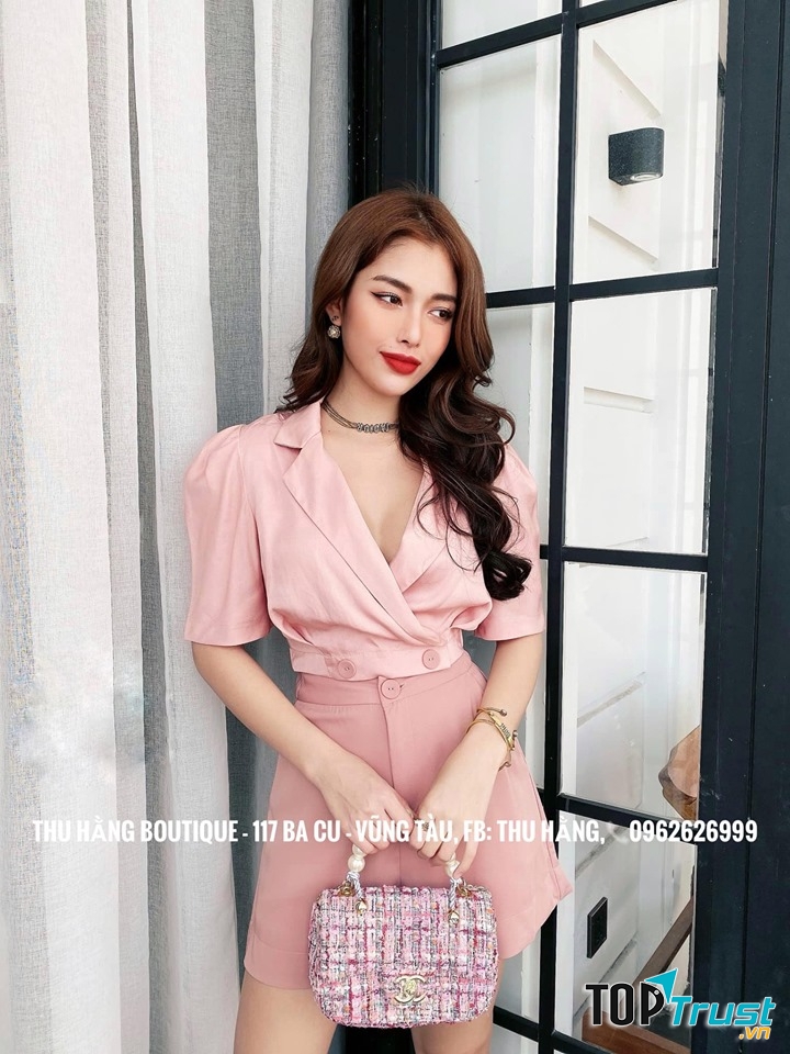 Các mặt hàng mà shop cung cấp hầu hết tập trung ở phong cách thời trang thanh lịch và quý phái cho người phụ nữ, cam kết chất liệu vải bền đẹp và bắt kịp với sự phát triển không ngừng của thời trang trong và ngoài nước