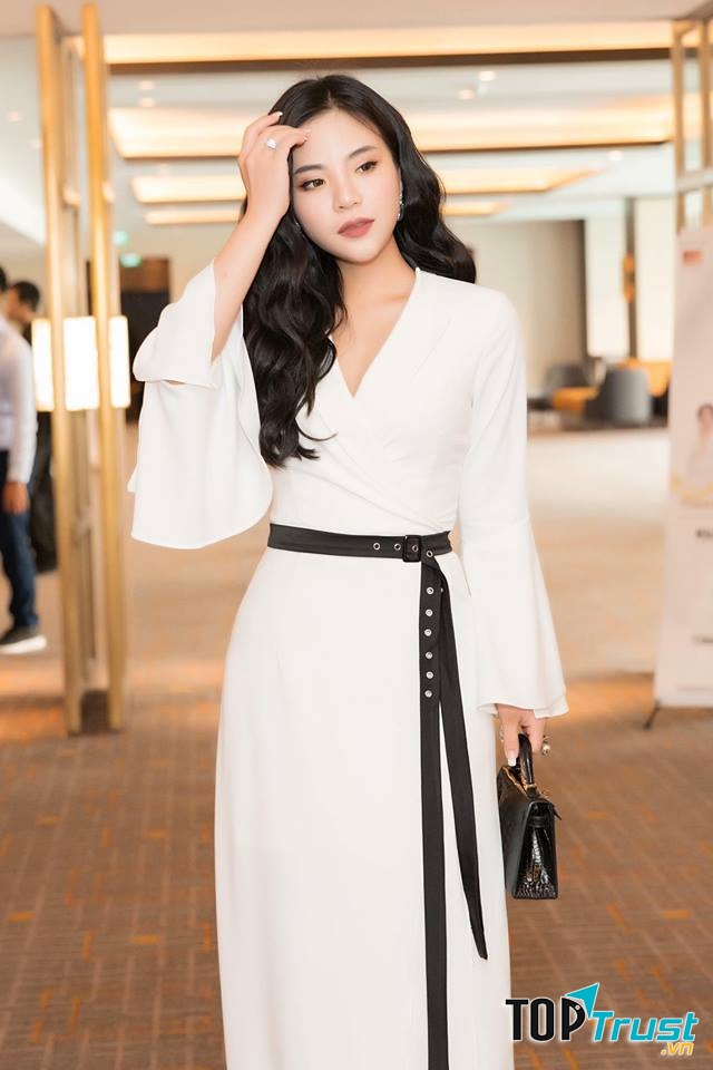 Chị chủ rất khéo tay, có nhiều năm kinh nghiệm trong lĩnh vực may váy dự tiệc, cẩn thận đến từng đường kim mũi chỉ