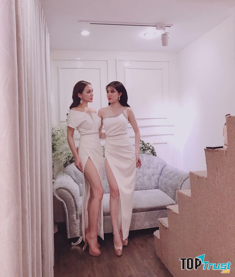 Váy xẻ tà ăn gian chiều cao