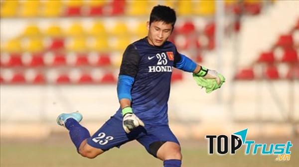 Thủ môn Huỳnh Tuấn Linh, số áo 22