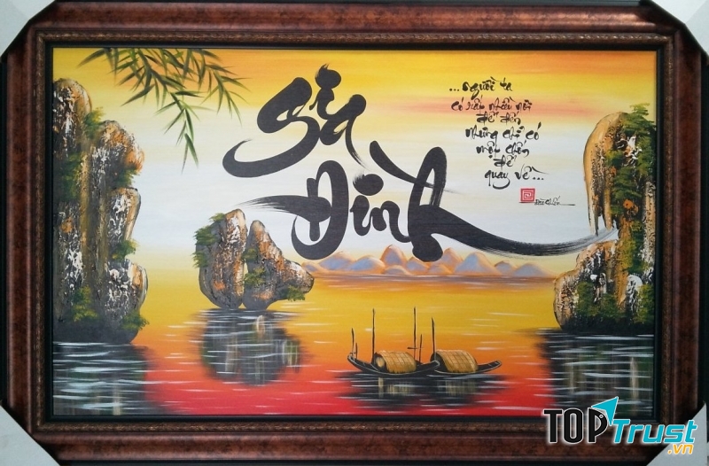 Tranh thư pháp treo phòng khách.