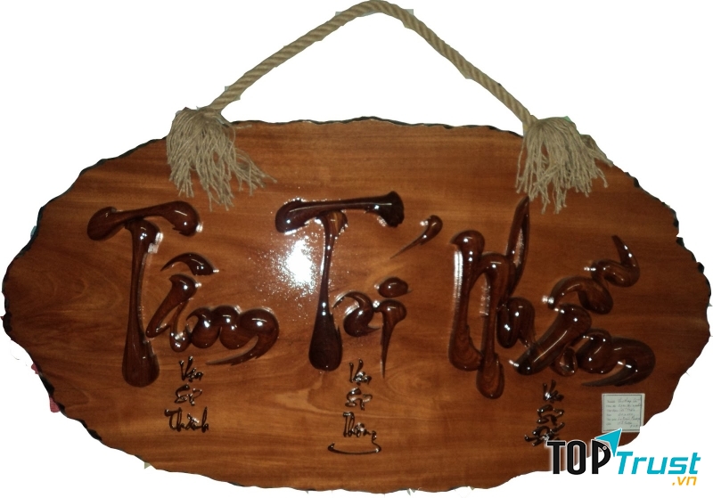 Tranh thư pháp trang trí trong nhà.