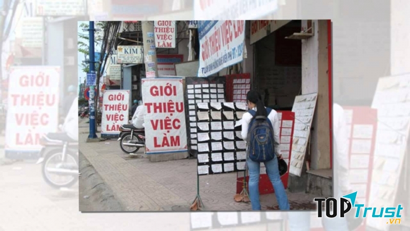 Thu phí tuyển dụng việc làm