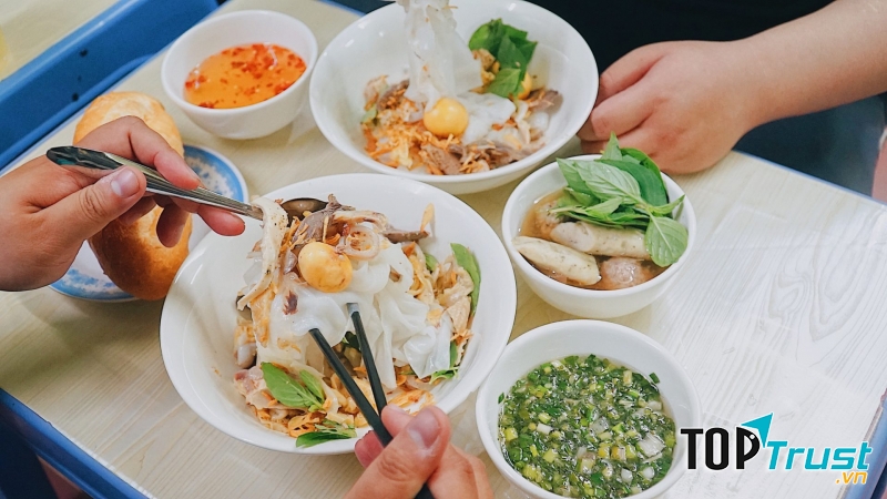 Thu Phương - Bánh Ướt Lòng Gà