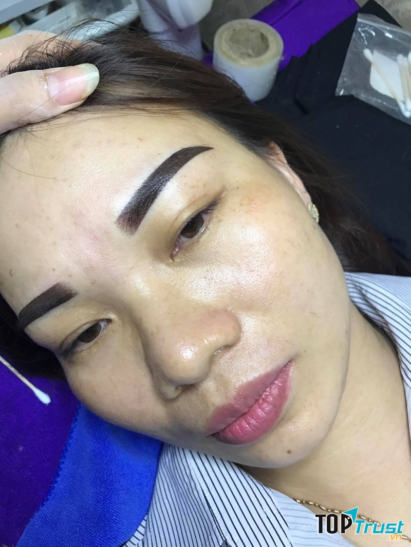 Thu Phương phun xăm thẩm mỹ