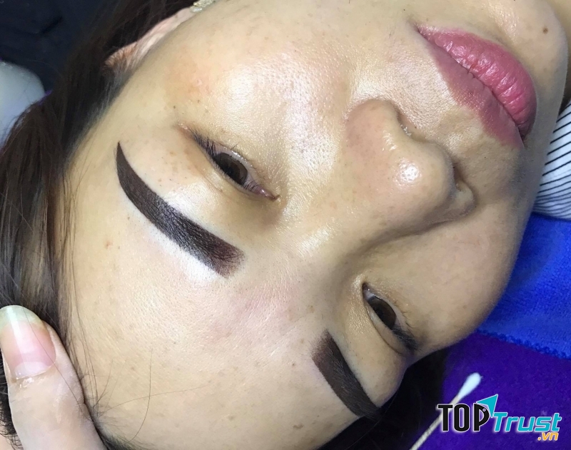 Thu Phương phun xăm thẩm mỹ