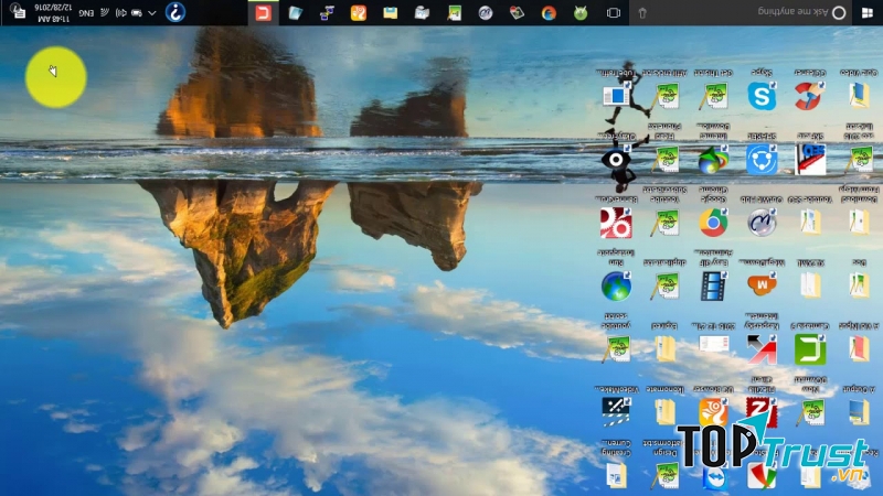 Lộn ngược màn hình để trêu bạn bè