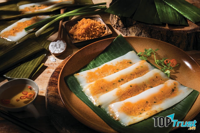 Bánh siêu ngon bởi sự kết hợp hoàn hảo giữa nhân tôm, thịt heo, mộc nhĩ, hành khô thêm chút tiêu cay cay đậm vị