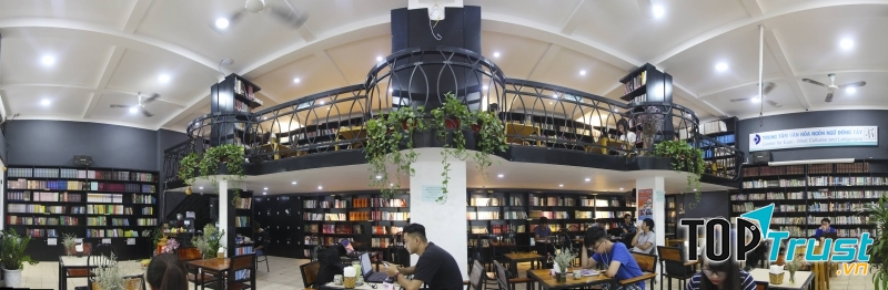 Toàn cảnh thư viện cà phê sách Đông Tây