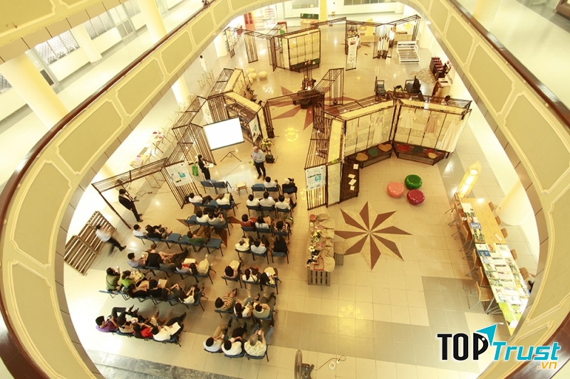 Bên trong thư viện Tạ Quang Bửu