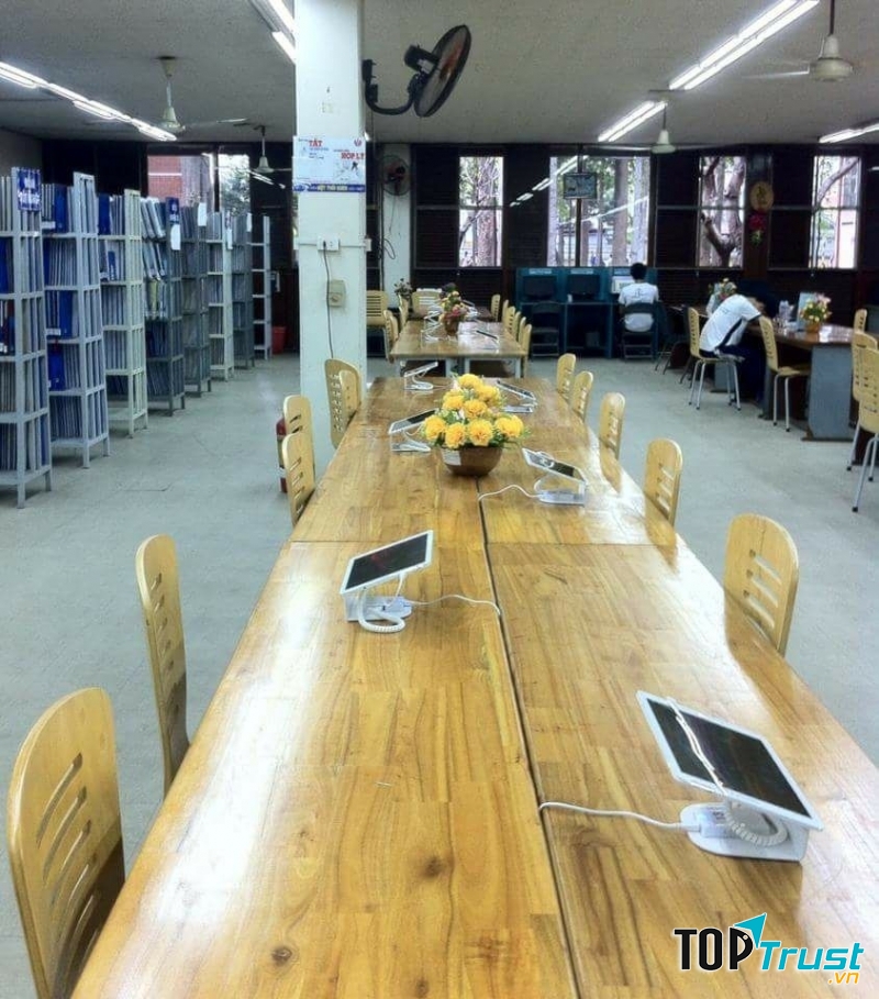 Thư viện Trường Đại Học Sư Phạm Kỹ Thuật TP. Hồ Chí Minh.