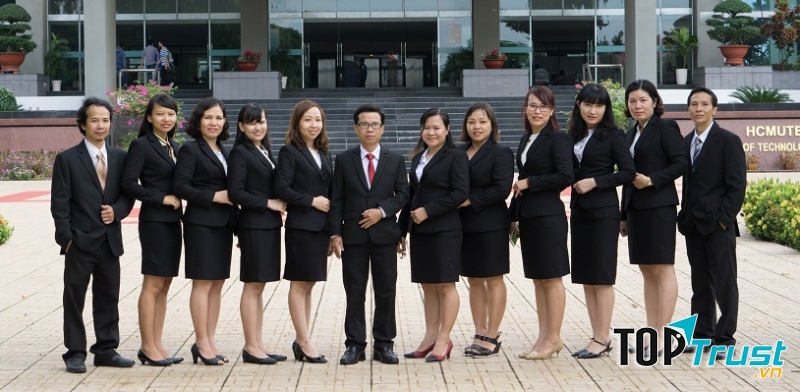 Cán bộ thư viện của trường