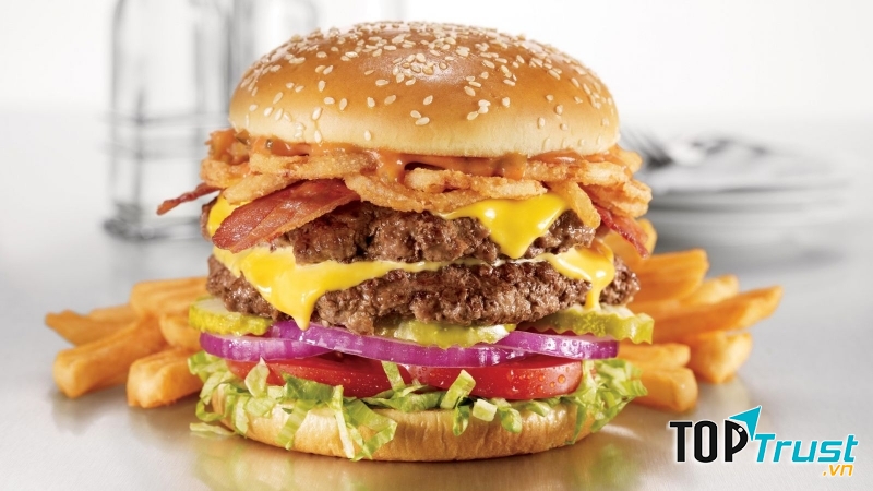 Việc ăn nhiều chất béo sẽ khiến dạ dày của chúng ta phải làm việc thêm nhiều giờ liền để tiêu hóa thức ăn đồng thời gây ra triệu chứng đầy hơi, buồn nôn và khó chịu