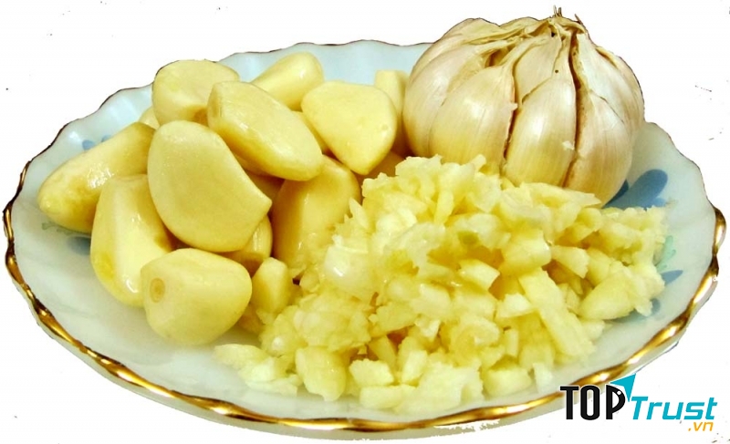 Với mùi vị rất đặc trưng quen thuộc, tỏi có mặt trong hầu hết các món ăn do con người chế biến.