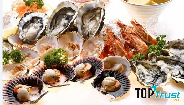 Thức ăn chứa nhiều selen có trong cá tôm, các loại sò, hến và các món ăn bằng bột mì, gạo lứt, đậu tương, vừng, ớt, tỏi, hành tây, nấm, rau mã thầy, cà rốt,...