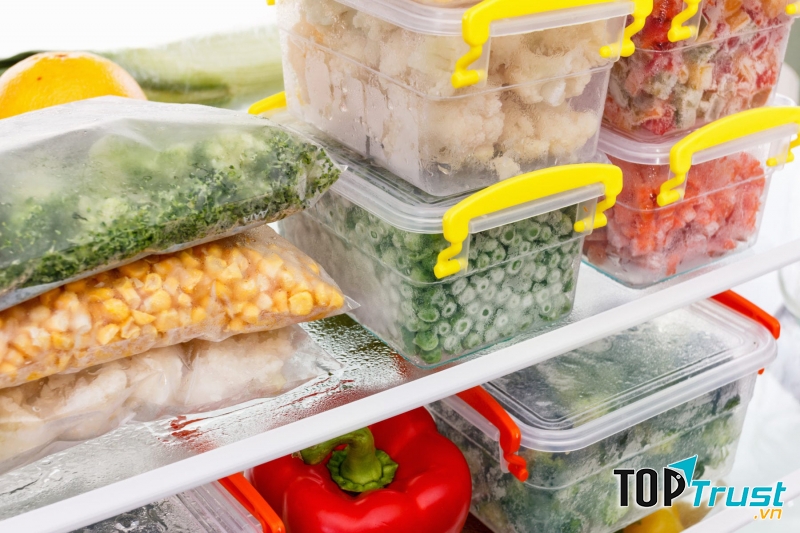 Thực phẩm tươi sống nên được đóng trong hộp thật kỹ tránh gây ra mùi cho tủ lạnh