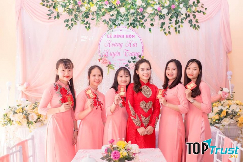 Mỗi bộ áo dài cưới đều sở hữu những đường may tinh tế, tỉ mỉ từng đường kim mũi chỉ.