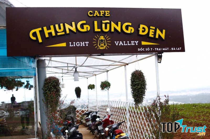 Quán cafe này tọa lạc trên một triền đồi ngắm nhìn ra thung lũng, xung quanh là khung cảnh núi rừng vô cùng hùng vĩ của khu vực Trại Mát