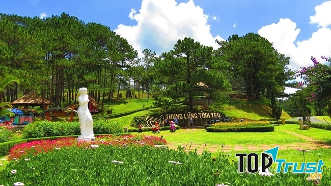 Khung cảnh thơ mộng của thung lũng Tình Yêu