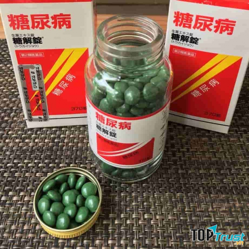 Thành phần của viên uống này là các loại thảo dược thiên nhiên như mạch môn, cam thảo, cà rốt, sắn dây,... giúp điều chỉnh lượng đường trong máu, từ đó hạn chế nguy cơ tiến triển của bệnh đồng thời làm giảm những biến chứng do tiểu đường gây ra.