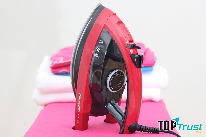 Bàn ủi hơi nước Panasonic NI-W410TSRRA