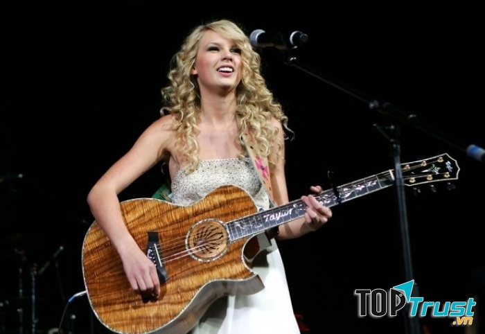 Taylor Swift trình diễn ấn tượng với cây đàn guitar Taylor