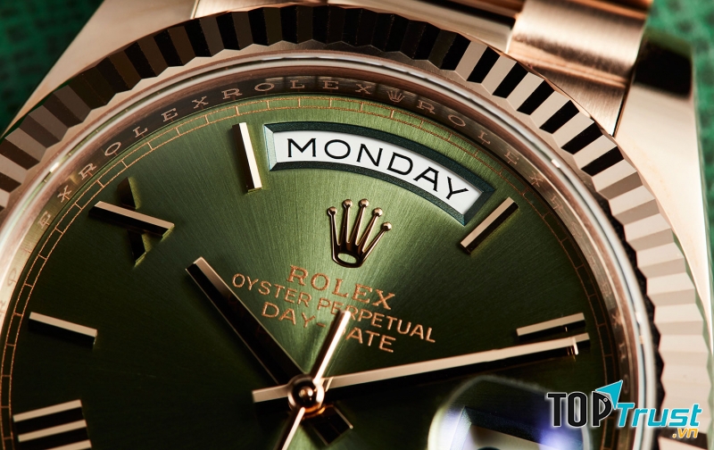 Giá của mộ chiếc đồng hồ Rolex thật có giá trị thấp nhất khoảng 4000$ tương đương với 90 triệu đồng.