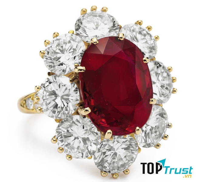 Chiếc nhẫn bằng kim cương và hồng ngọc quý giá do Van cleef & arpels thiết kế và chế tạo.