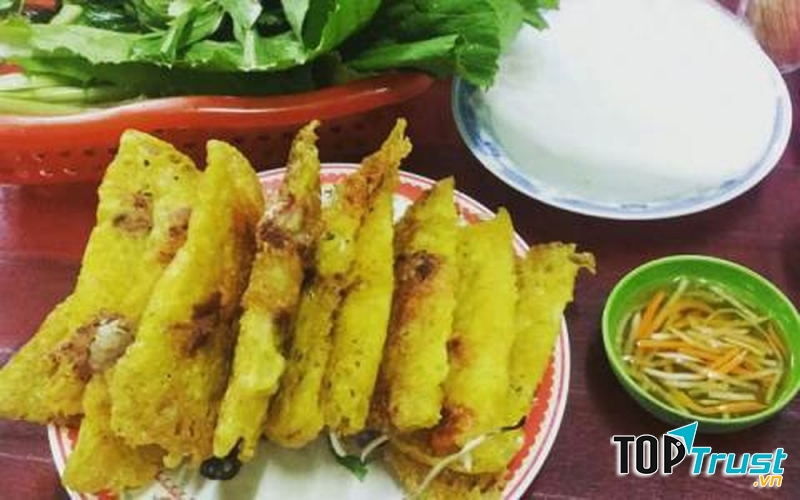Bánh ngon đúng điệu miền Trung, nước chấm đậm vị, rau ăn kèm đa dạng tươi ngon và an toàn