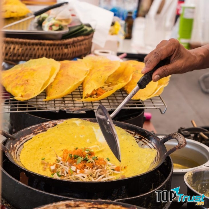 Ngoài những ưu điểm nổi bật đó, quán Thương Huế còn khiến thực khách ưng ý với cách phục vụ vô cùng chuyên nghiệp