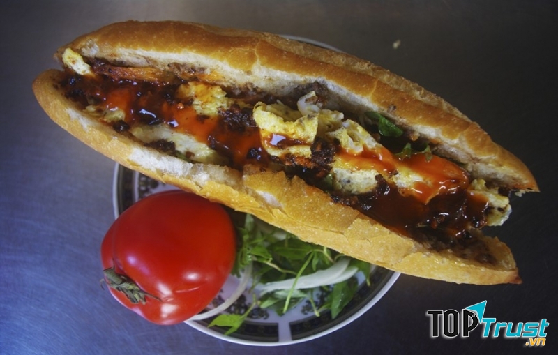 Thưởng thức món bánh mì “ngon nhất quả đất” ở phố cổ Hội An