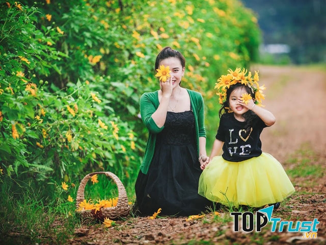 Con gái cũng yêu thiên nhiên như mẹ.