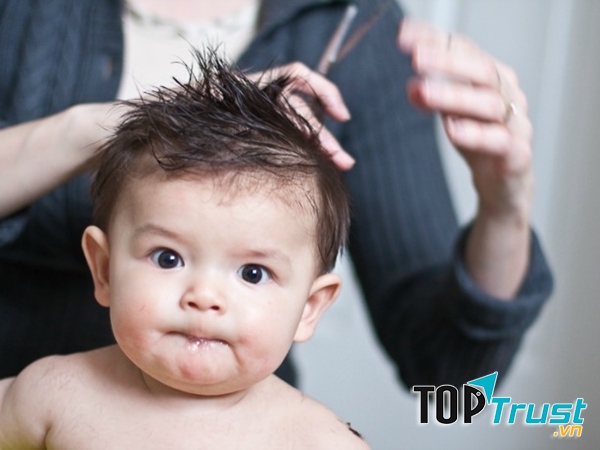 Da đầu bé sơ sinh rất mỏng, nếu có chút bất cẩn, việc cắt tóc cho trẻ sẽ dẫn đến nguy cơ trầy xước da, dẫn đến nhiễm trùng da.