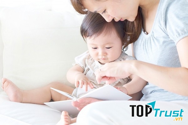 Bạn nên thường xuyên đọc sách cho con nghe.